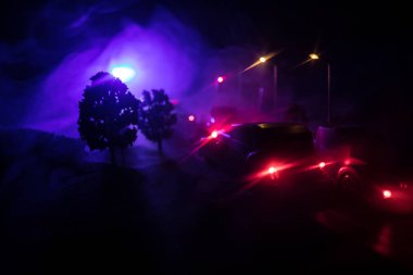 polis arabası kaza sırasında gece yolda aydınlatma. Sanat masa dekorasyonu. Seçici odak