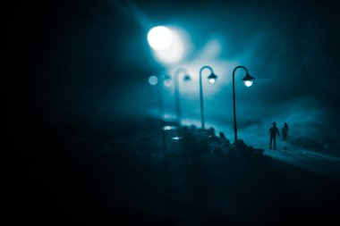 Resim dekorasyon. Siluet sokak ışıkların altında gece yürüyen bir çift. Sis içinde huzurlu bir atmosfer. Sisli hava. Aşk kavramı. Seçici odak