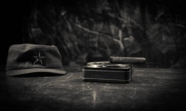 Bir Küba purosu ve kül tablası ahşap masanın üzerine kapatın. Komünist diktatör Komutan tablo karanlık odada. Ordu genel iş tablo kavram 's. Resim dekorasyon