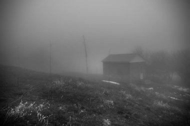 Gizemli ev sis ve bir ağaç sahip. Eski ürkütücü ev hiçbir yerde Dünyası'na. Kış manzarası