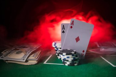 Kartları ve yeşil keçe casino masa yongaları. Arka plan kopya alanı ile. Kumar, poker, casino ve kartları oyun Tema. Casino öğeleri üzerinde yeşil. Seçici odak