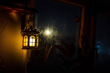Gece sahne ayın karanlık oda gelen pencereden gördüm. Gece gökyüzü karanlık odada eski vintage fenerle penceresinden ile ilgilenen. Uzun pozlama vurdu