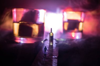 Soyut alkolizm kavramı. Sisli bir gecede dev gözlüklü yolun ortasında duran bir adam silüeti alkollü içecek ile dolu. Yaratıcı sanat çalışmaları dekorasyon