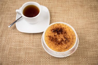 Tatlı cheesecake plaka üzerinde bir tablo. Tatlı Japon tarzında hazırlanmış. Seçici odak