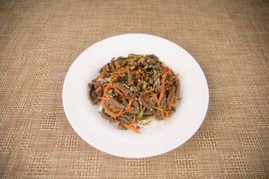 Japon gıda içinde plakalı görünümünü kapatın. Japonya masasına Doğu dekorasyonu ile geleneksel yemek. Seçici odak