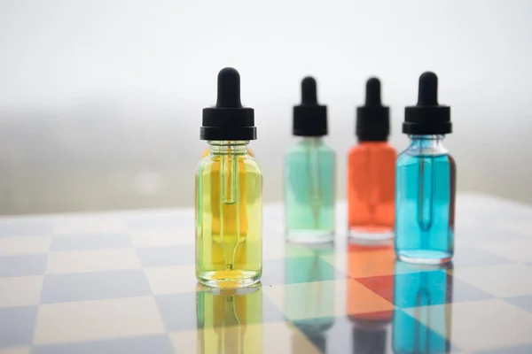 Concepto Vape Hermosas Botellas Vidrio Líquido Vapor Colorido Aire Libre — Foto de Stock