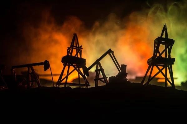 Resim Dekorasyon Petrol Savaş Kavramı Askeri Siluetleri Pompalar Kulelerimiz Petrol — Stok fotoğraf