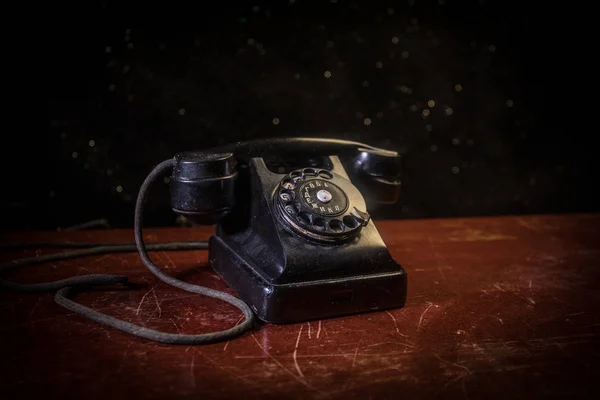 Vieux Téléphone Noir Sur Vieille Planche Bois Avec Fond Sombre — Photo