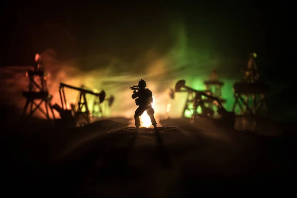 Художественное Оформление Концепция Нефтяной Войны Военные Силуэты Нефтепромысле Насосами Буровыми — стоковое фото