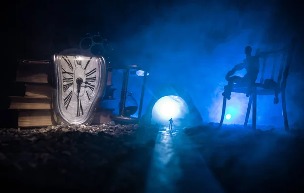 Concetto Temporale Silhouette Uomo Piedi Tra Clessidre Con Fumo Luci — Foto Stock