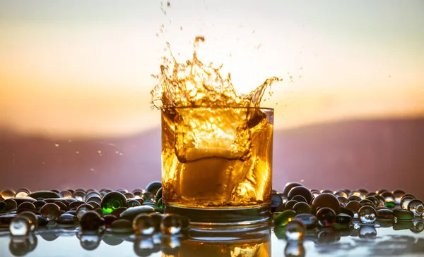 Een Glas Van Whisky Met Ijs Goud Zonlicht Buiten Schot — Stockfoto