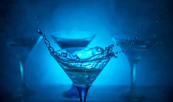 Martini Cocktailglas Spatten Donker Getinte Rokerige Achtergrond Een Kleurrijke Cocktail — Stockfoto