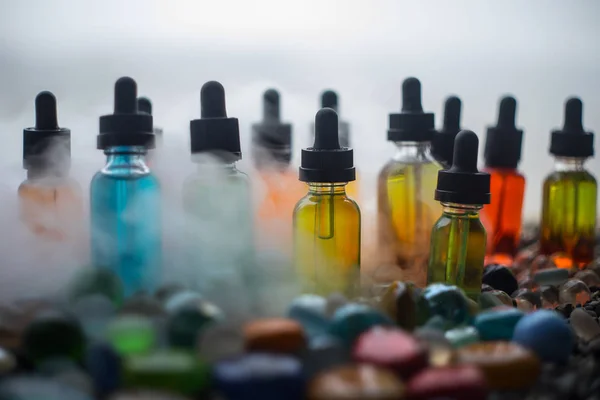 Concepto Vape Hermosas Botellas Vidrio Líquido Vapor Colorido Aire Libre — Foto de Stock