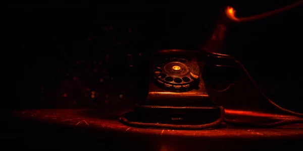 Telefone Preto Velho Tábua Madeira Velha Com Arte Fundo Escuro — Fotografia de Stock