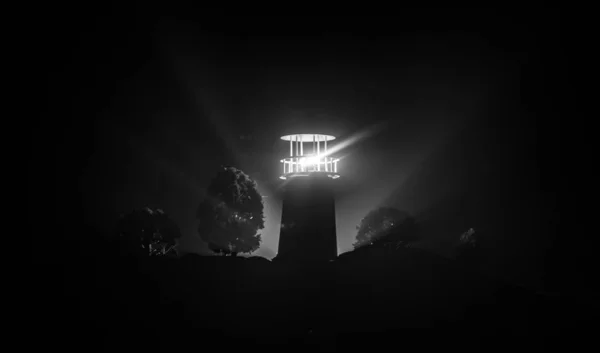Художественное Оформление Маяк Световым Лучом Ночью Туманом Старый Маяк Стоит — стоковое фото