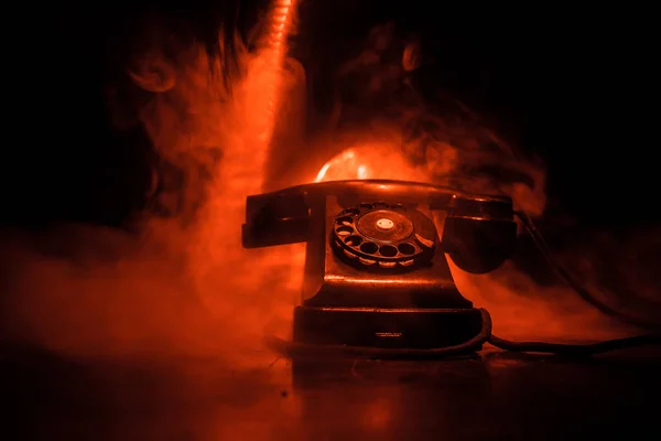 Telefone Preto Velho Tábua Madeira Velha Com Arte Fundo Escuro — Fotografia de Stock