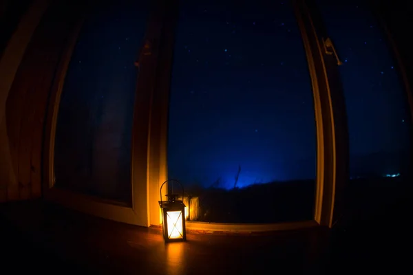 Scène Nocturne Étoiles Vues Par Fenêtre Depuis Une Pièce Sombre — Photo