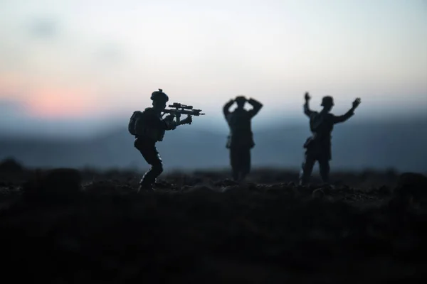 Cena Batalha Silhuetas Militares Lutando Cena Fundo Céu Nevoeiro Guerra — Fotografia de Stock