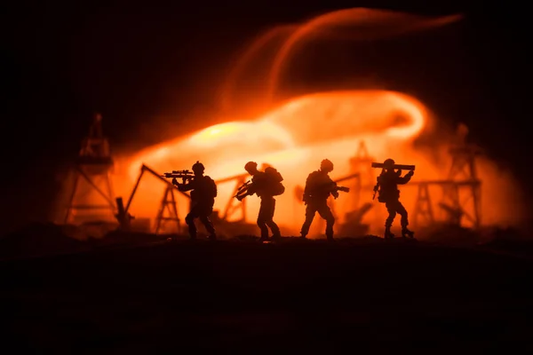 Kunstwerk Dekoration Ölkriegskonzept Militärsilhouetten Auf Einem Ölfeld Mit Pumpen Und — Stockfoto