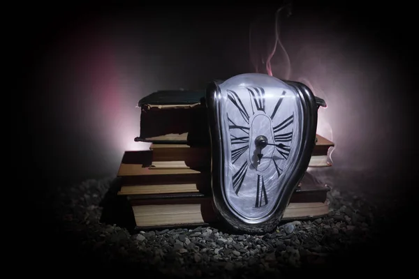 Conceito Tempo Relógio Fusão Suave Distorcido Nos Livros Antigos Com — Fotografia de Stock