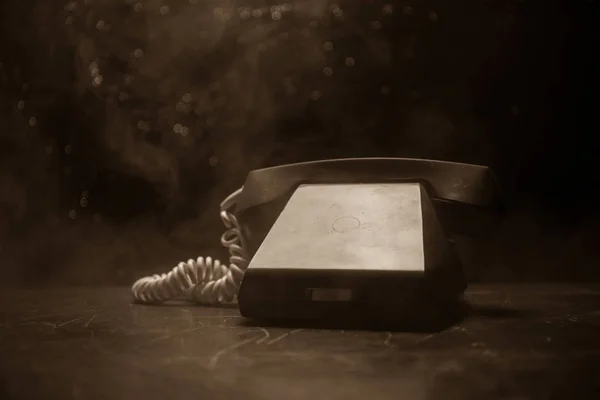 Stary Telefon Czarny Stare Deski Ciemne Tło Mgły Stonowanych Światła — Zdjęcie stockowe
