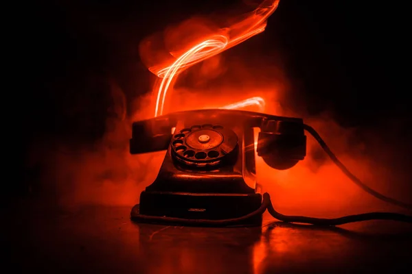 Telefone Preto Velho Tábua Madeira Velha Com Arte Fundo Escuro — Fotografia de Stock