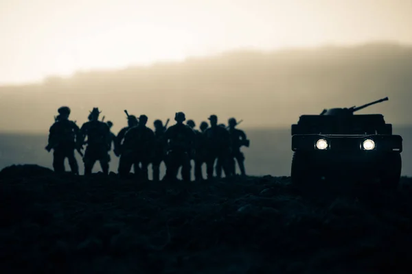 Militärpatrouillenwagen Hintergrund Des Sonnenuntergangs Heereskriegskonzept Silhouette Eines Gepanzerten Fahrzeugs Mit — Stockfoto