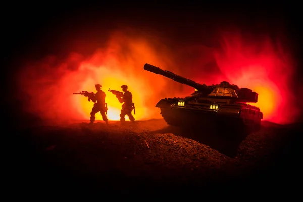 Conceito Guerra Silhuetas Militares Lutando Cena Fundo Céu Nevoeiro Guerra — Fotografia de Stock