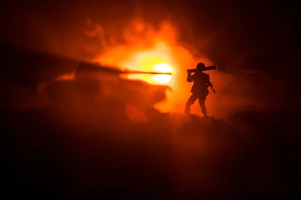 バズーカと軍兵士のシルエット 戦争の概念 戦場の霧の空を背景にしたミリタリーシルエットの戦闘シーン 夜の目標を目指して兵士シルエット 攻撃シーン — ストック写真