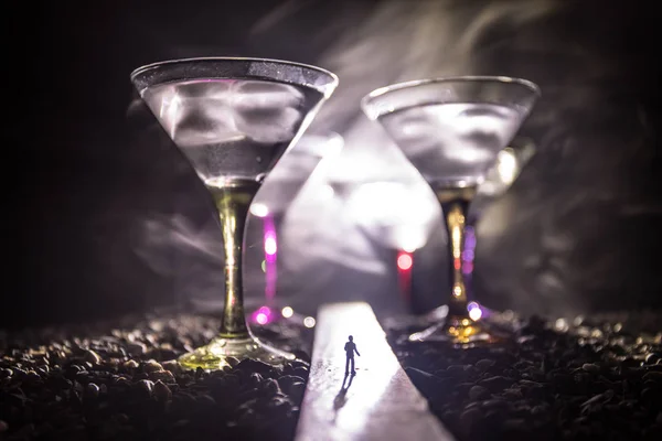 Abstracte Alcoholisme Concept Silhouet Van Een Man Die Het Midden — Stockfoto