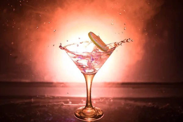 Martini Cocktailglas Stänk Mörk Tonad Rökig Bakgrund Eller Färggrann Cocktail — Stockfoto