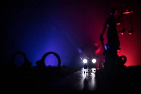 Direito Legal Conceito Crime Homem Sozinho Meio Estrada Numa Noite — Fotografia de Stock