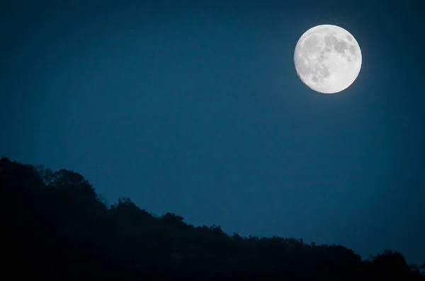 Драматическая Горная Луна Поднимается Глубоким Голубым Ночным Небом Слоистыми Холмами — стоковое фото