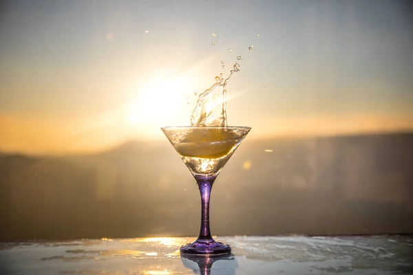 Bicchiere Cocktail Martini Spruzzando Sfondo Nebbioso Tramonto Cocktail Colorato Vetro — Foto Stock