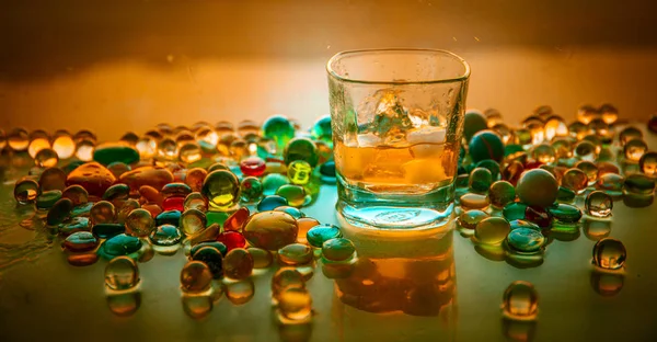 Een Glas Van Whisky Met Ijs Goud Zonlicht Buiten Schot — Stockfoto