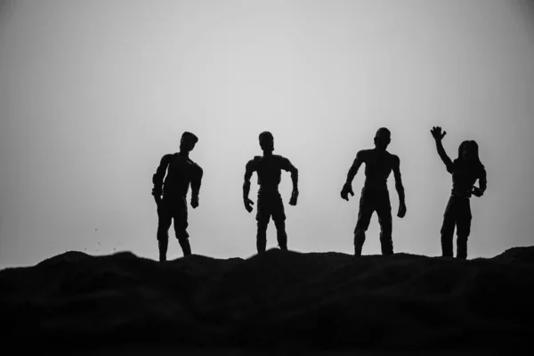 Horreur Concept Halloween Silhouettes Zombies Effrayants Sur Champ Brumeux Marchant — Photo