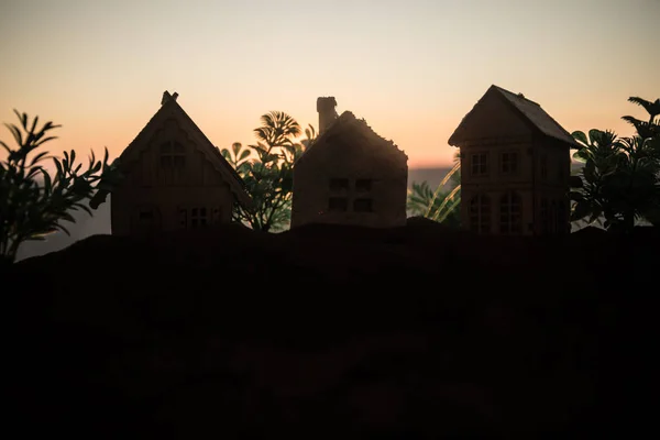 アートワークの装飾 美しい装飾的な小さな木造家屋夕日を背景に 選択と集中 — ストック写真