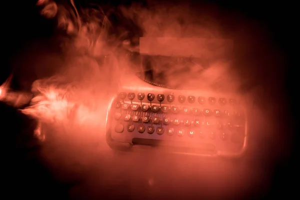 在黑暗的雾的背景的老时尚打字机 关闭老式打字机 选择性对焦 — 图库照片