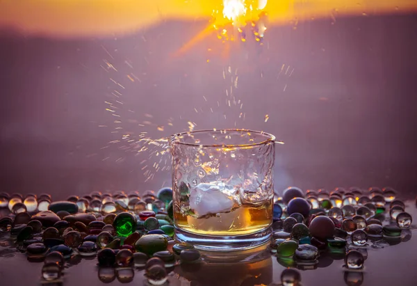 Ett Glas Whiskey Med Och Guld Solljus Utomhus Skott Whisky — Stockfoto