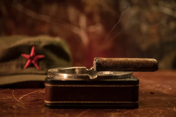 Закрыть Кубинскую Сигару Пепельницу Деревянном Столе Коммунистический Диктатор Столом Темной — стоковое фото