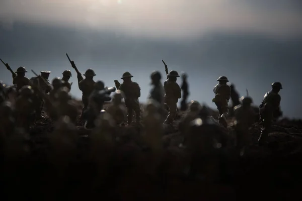 Cena Batalha Silhuetas Militares Lutando Cena Fundo Céu Nevoeiro Guerra — Fotografia de Stock