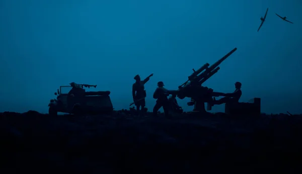 Cañón Antiaéreo Siluetas Militares Peleando Escena Fondo Del Cielo Niebla — Foto de Stock