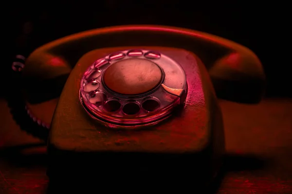 Παλιά Μαύρο Τηλέφωνο Την Παλιά Ξύλινη Σανίδα Τέχνη Σκούρο Φόντο — Φωτογραφία Αρχείου