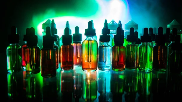 Koncepcja Vape Pali Chmury Vape Płyn Butelki Ciemnym Tle Efekty — Zdjęcie stockowe