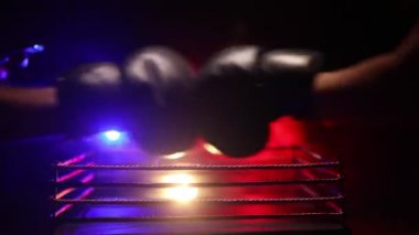 Kutusu yüzük sahne. Boks karakter. Şekil sanat dekorasyon poz. Spor Scramble veya adam boks ışık ile dekore edilmiş sisli arka plan üzerinde pratik.