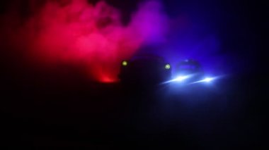 Sis arka plan ile gece polis arabaları. 911 acil durum yanıt polis arabası suç mahalline hızlandırmak. 