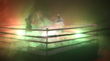 Kutusu yüzük sahne. Boks karakter. Şekil sanat dekorasyon poz. Spor Scramble veya adam boks ışık ile dekore edilmiş sisli arka plan üzerinde pratik.