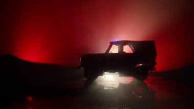 Sis arka plan ile gece polis arabası. 911 acil durum yanıt polis arabası suç mahalline hızlandırmak. 