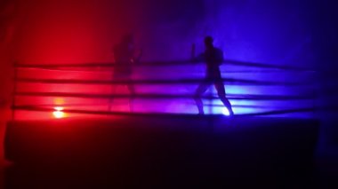 Kutusu yüzük sahne. Boks karakter. Şekil sanat dekorasyon poz. Spor Scramble veya adam boks ışık ile dekore edilmiş sisli arka plan üzerinde pratik.