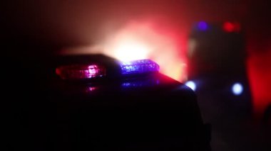 Sis arka plan ile gece polis arabaları. 911 acil durum yanıt polis arabası suç mahalline hızlandırmak. 
